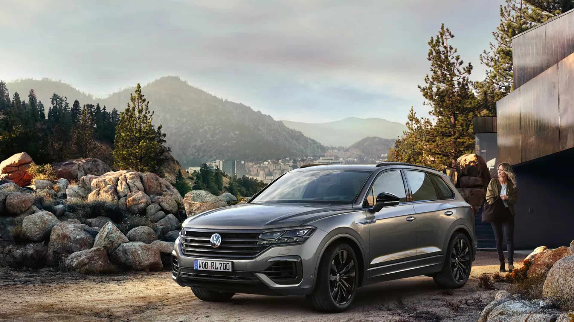 Volkswagen Touareg (Elegance và Luxury) – Tặng 2 năm bảo hiểm thân vỏ và 3 năm bảo dưỡng và camera hành trình Vietmap